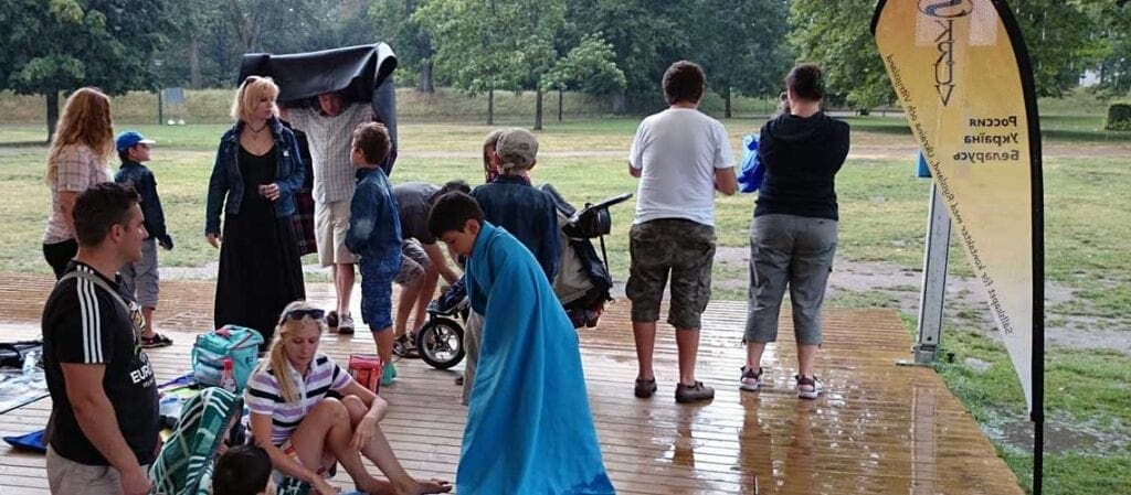 folk på trädäck under tältduk