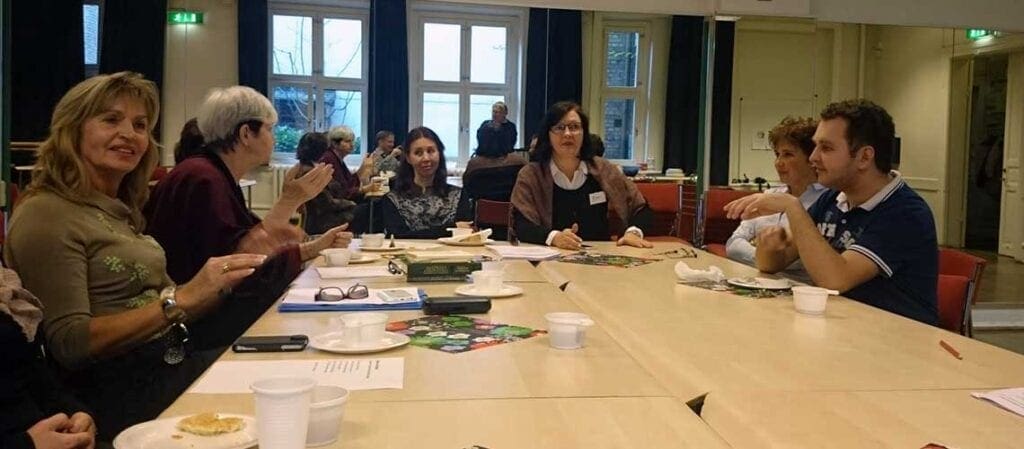 folk som fikar vid bord