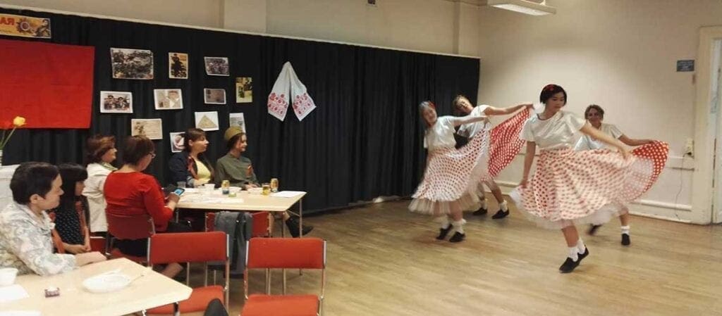 fyra dansare och publik