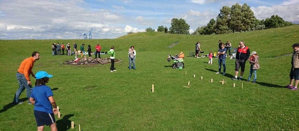 människor som spelar kubb