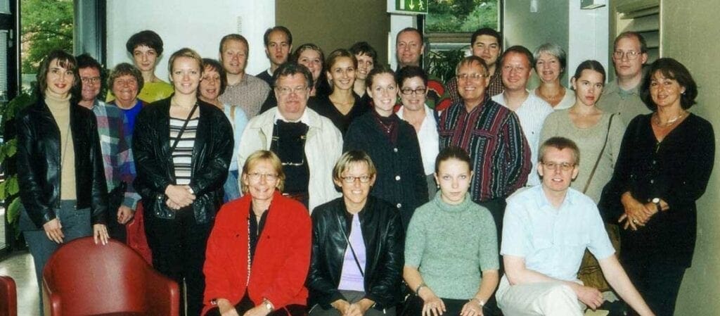 gruppfoto med stående och sittande människor