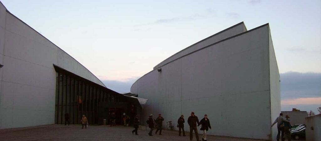 modern museibyggnad sett utifrån