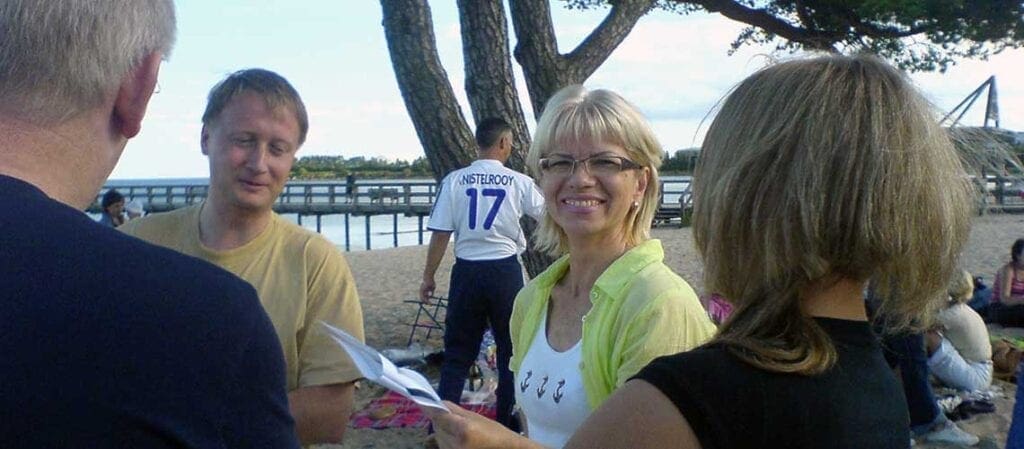folk som står på en strand