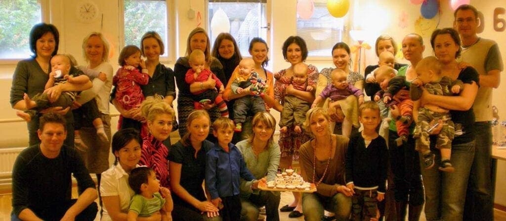 gruppfoto med vuxna och barn inomhus