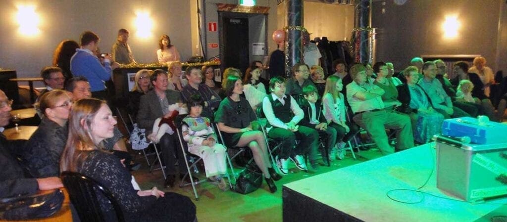 folk som sitter i flera rader
