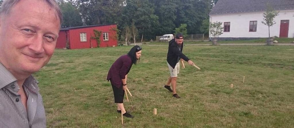 tre personer som spelar kubb