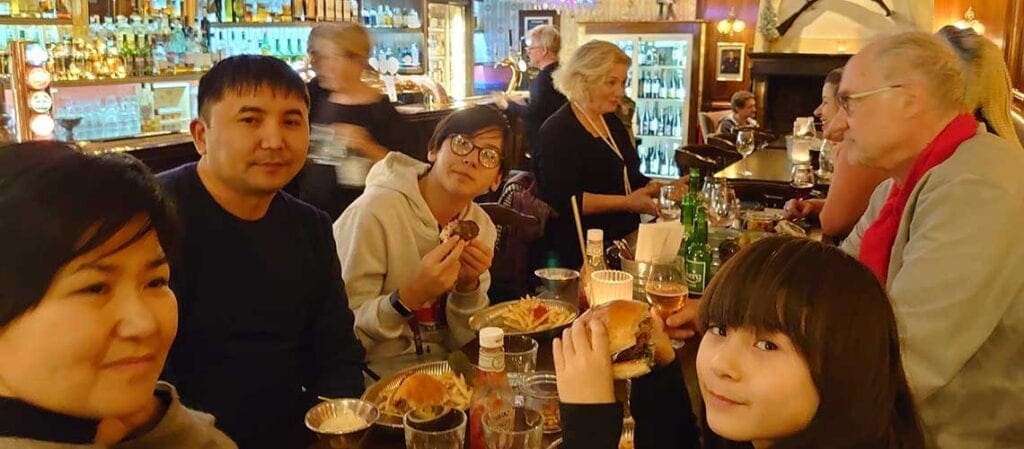 människor i en bar