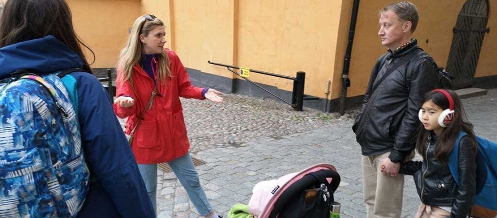 fyra personer som står och pratar